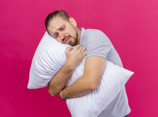 هل القلق يسبب انقطاع التنفس أثناء النوم؟