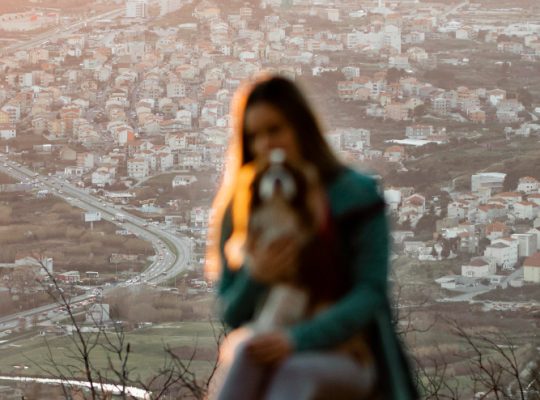 كيف يتعامل المغترب مع الوحدة والبعد عن الأهل؟